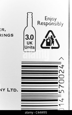 Lebensmittel Kennzeichnung auf eine Flasche Apfelwein, zeigt alkoholische Einheiten und recycling-Logo. Stockfoto