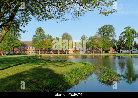 Deutschland, Mecklenburg-Vorpommern, Ludwigslust, Marstall, Marstall, Ziegel, Becken, Bäume, Gebäude, Bauten, Pflanzen Stockfoto