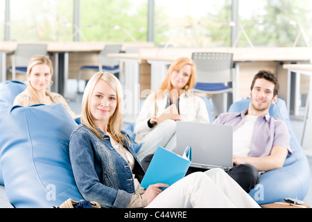 Porträt von High-School-Studiengruppe mit Laptop sitzen zusammen Stockfoto