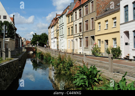 Deutschland, Mecklenburg-Vorpommern, Wismar, Grube, Fluss, fließen, künstlich, Wasserlauf, Grachten, Gewässer, Pflanzen, Architektur, Stockfoto