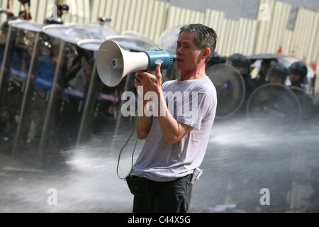 Mann protestiert und bekommt von Polizei Wasserwerfer getroffen Stockfoto