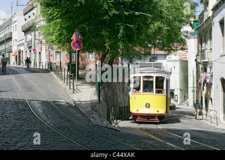 Portugal, Lissabon, gelben Straßenbahn fahren durch Stadt Straße Stockfoto