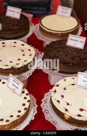 England, London, Borough Market, sechs Kuchen zum Verkauf Stockfoto