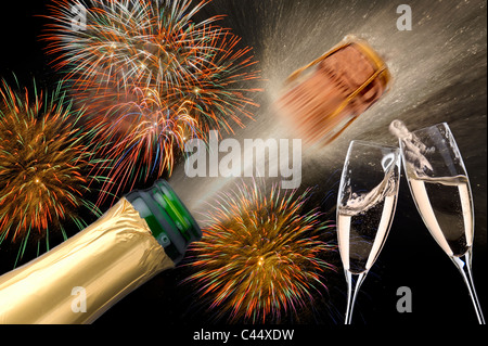 Flasche Champagner knallend auf Silvester-Party mit Feuerwerk Stockfoto