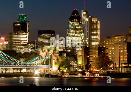 2010, Großbritannien, GB, Turm Gherkin, Reiher, London, UK, Architektur, Business, Hauptstadt, Mitte, Zentrum, Stadt, Stadtbild, Dusk, DEU Stockfoto