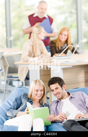 High School oder Hochschule junge Studiengruppe mit Reife Lehrer Stockfoto