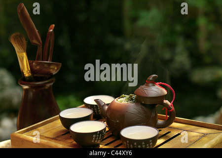 China, Peking, Metall Teekanne und Tassen auf Tablett im Tea-Room Stockfoto