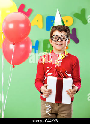 Porträt von glücklich Bursche in lustige Brillen Geburtstagsparty mit Geschenkbox Stockfoto