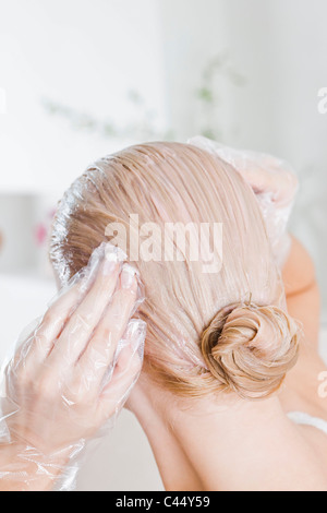 Frau Färbung Haare Stockfoto