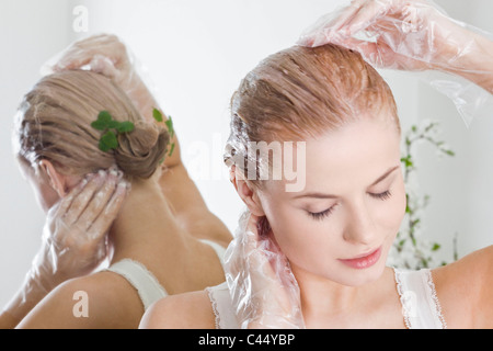 Frau Anwendung Haarmaske Stockfoto