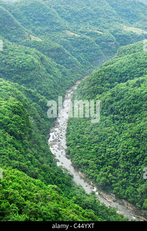 Südamerika, Brasilien, Rio Grande do Sul, Rio Cai, Fluss schlängelt sich durch tiefes Tal, umgeben von bewaldeten Hügeln, hohen Winkel vi Stockfoto