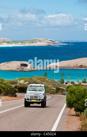 Autofahren auf Great Ocean Drive mit Twilight Bucht im Hintergrund. Esperance, Western Australia, Australien Stockfoto