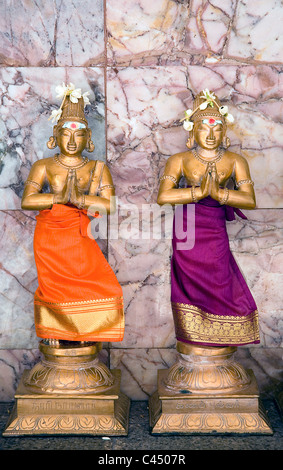 Malaysia, Kuala Lumpur, Sri Mahamariamman Tempel, zwei Statuen von Hindu-Gottheiten im Gebet Position außerhalb der Tempel, Nahaufnahme Stockfoto