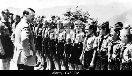 Adolf Hitler mit deutschen Jugendlichen am Obersalzberg, 1934 Stockfoto