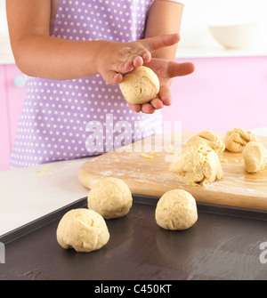 Mädchen, die Herstellung von Käsebrot Brötchen, Nahaufnahme Stockfoto