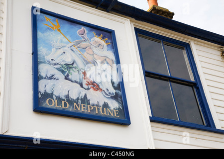 Das Zeichen auf den alten Neptun Public House auf Whitstable Strandpromenade, Kent, England. Stockfoto