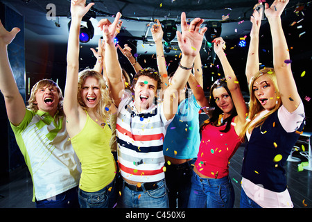 Foto von begeistert Jugendliche ihre Arme in Freude Stockfoto