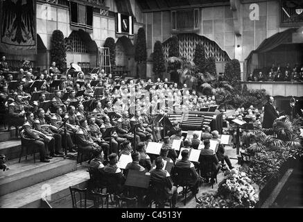 Konrad Adenauer bei der Eröffnung der Ausstellung "Die Verteidigung des Eigentums und des Lebens" in Köln, 1932 Stockfoto