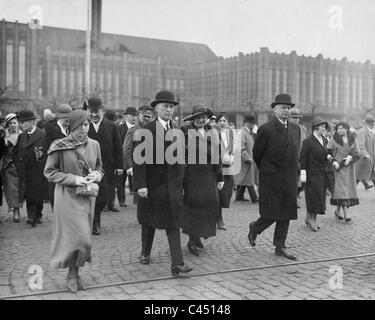 Konrad Adenauer bei der Eröffnung der Ausstellung "Die Verteidigung des Eigentums und des Lebens" in Köln, 1932 Stockfoto