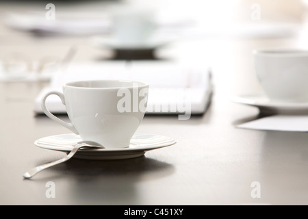 Morgen am Arbeitsplatz: Tasse Kaffee und Business Objekte auf dem Tisch Stockfoto