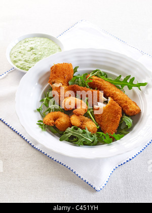 Schüssel von gemischten gebratenen Fisch mit Dip, Nahaufnahme Stockfoto