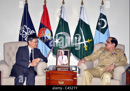 Vorsitzender der Joint Chiefs Of Staff Committee (JCSC), spricht Gen.Khalid Shamim Wynne mit Liu Jain Botschafter der Volksrepublik China Stockfoto