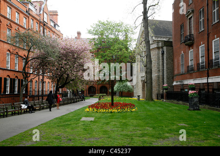 Blick durch Mount Street Gardens (aka St. George Gardens) in die Kirche der Unbefleckten Empfängnis, Mayfair, London, UK Stockfoto