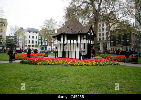 Mock Tudor Torheit mitten in Soho Square, Soho, London, UK Stockfoto