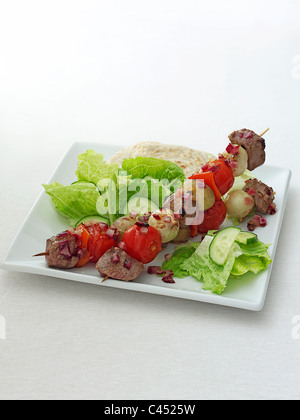 Döner mit Salat auf Teller, Nahaufnahme Stockfoto