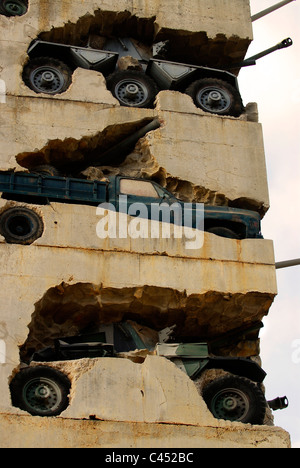 Abschnitt von der Hoffnung auf Frieden-Skulptur von Armand Fernandez (1928-2005) außerhalb des libanesischen Ministeriums für Verteidigung, Beirut, Libanon Stockfoto