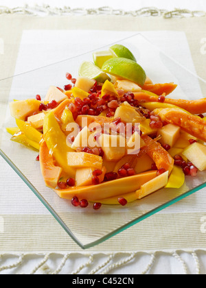 Mango-Papaya-Salat auf Platz Glas Schüssel, close-up Stockfoto