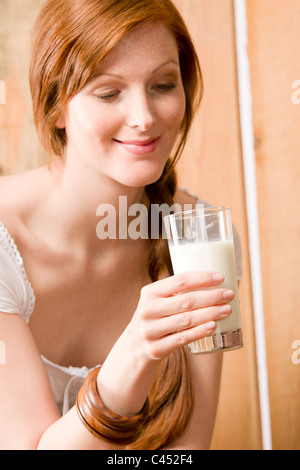 Junge Frau trinken gesunde natürliche hausgemachte Milch Land Stockfoto