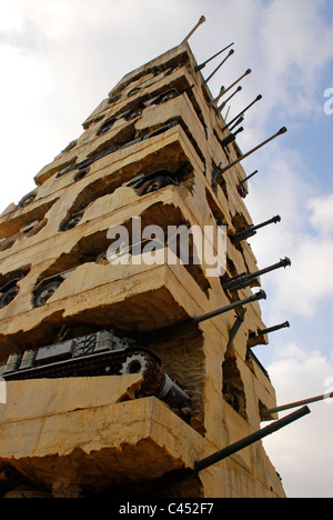 Hope for Peace Skulptur von Arman Fernandez (1928–2005) außerhalb des libanesischen Verteidigungsministeriums, Yarze, Beirut, Libanon. Stockfoto