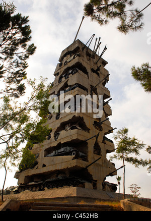 Hoffen Sie auf Frieden Skulptur von Armand Fernandez (1928-2005) außerhalb der libanesischen Ministerium für Verteidigung, Yarze, Beirut, Libanon. Stockfoto