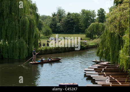 Cambridge. Bootfahren auf dem Fluss Cam in Richtung Grantchester Cambridge, England. 1. Juni 2011 Stockfoto