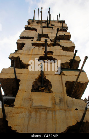 Hoffen Sie auf Frieden Skulptur von Armand Fernandez (1928-2005) außerhalb der libanesischen Ministerium für Verteidigung, Yarze, Beirut, Libanon. Stockfoto