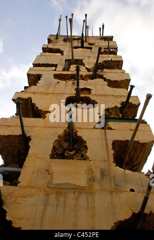 Hoffen Sie auf Frieden Skulptur von Armand Fernandez (1928-2005) außerhalb der libanesischen Ministerium für Verteidigung, Yarze, Beirut, Libanon. Stockfoto