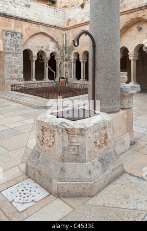 Der mittelalterliche Brunnen im Kreuzgang des St. Katharinen-Kirche, Bethlehem, Palästina Stockfoto