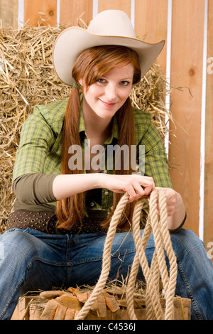 Junge Cowgirl western Country-Stil in Scheune Stockfoto