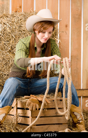 Junge Cowgirl western Country-Stil in Scheune Stockfoto