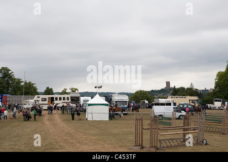 Hunter Doppel Kabelbaum huschen fahren und springen auf der großen Bühne des jeweiligen Surrey show 2011. Stockfoto