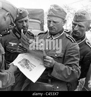 Deutsche Soldaten lesen das "vordere Papier' 1939 Stockfoto