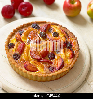 Apfel und Pflaume-Tarte auf Schneidebrett, close-up Stockfoto