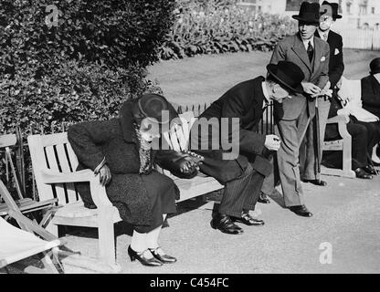 Arthur Neville Chamberlain und seine Frau Prüfung sitzen im St. James Park, 1937 Stockfoto