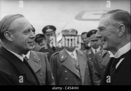 Arthur Neville Chamberlain und Joachim von Ribbentrop am Flughafen Oberwiesenfeld, 1938 Stockfoto