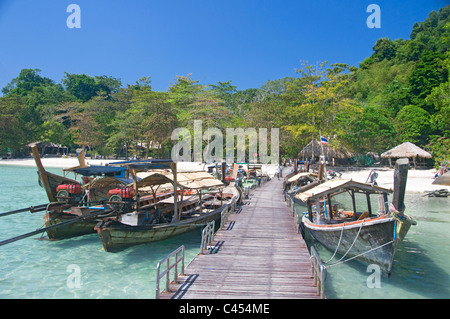 Thailand, Surin Islands Marine National Park, Ko Surin Nua, Boot am Pier festgemacht Stockfoto