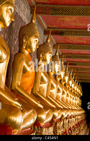 Thailand, Bangkok, Wat Suthat, Reihe von Buddha-Statuen Stockfoto