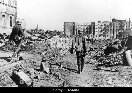 Deutsche Soldaten in den Ruinen von Stalingrad, 1942 Stockfoto
