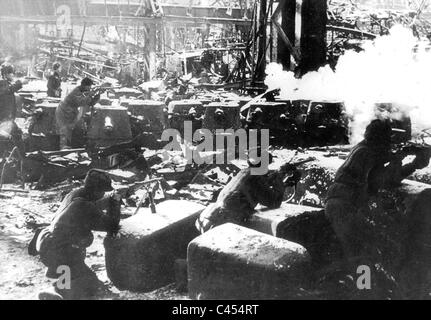 Sowjetische Soldaten kämpfen in einer Fabrikhalle in Stalingrad, 1942 Stockfoto