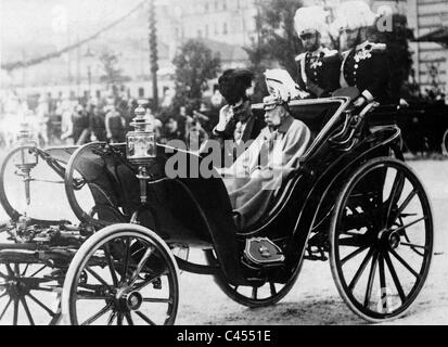 Kaiser Franz Joseph I. mit Kaiser Wilhelm II. in einer Kutsche, 1908 Stockfoto